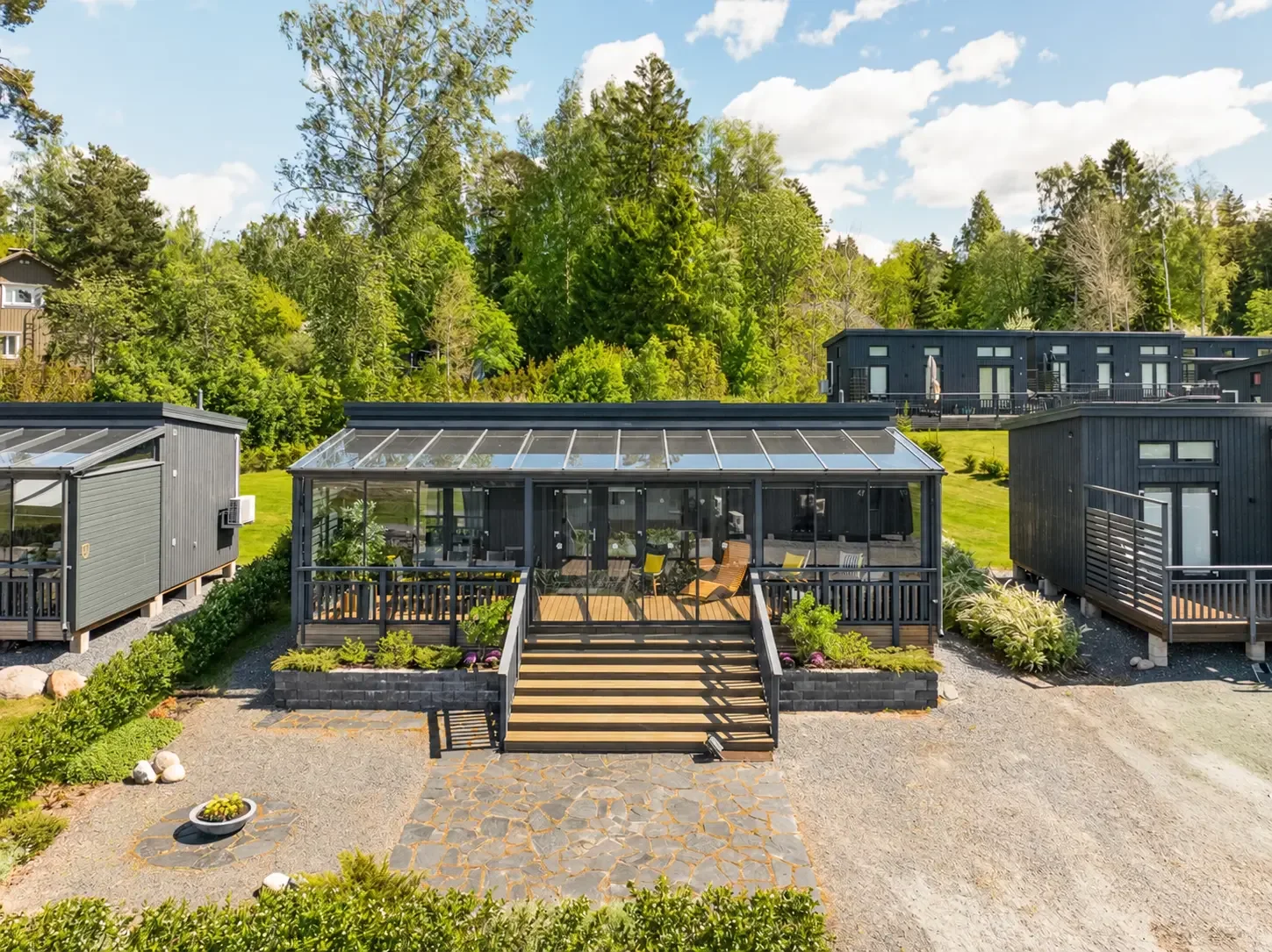Villa Havet ja lasitettu terassi kesäpäivänä