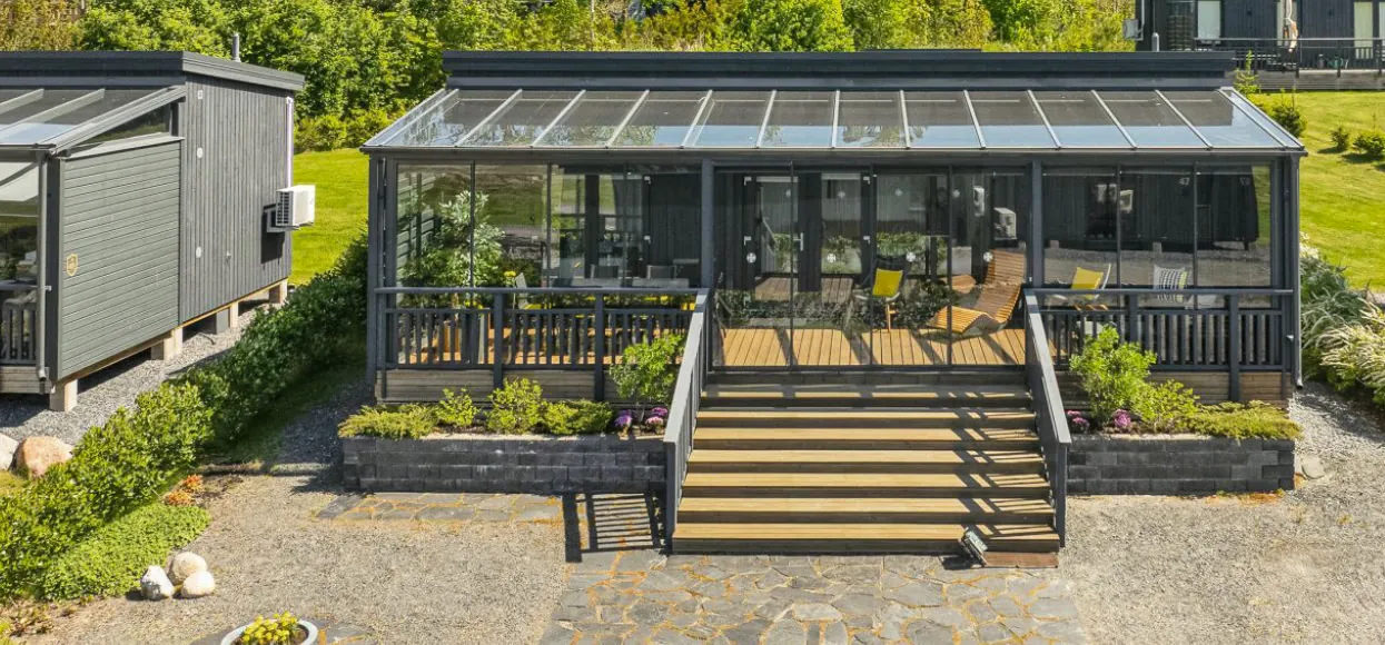Villa Havet edestä: tumma huvila ja lasitettu terassi