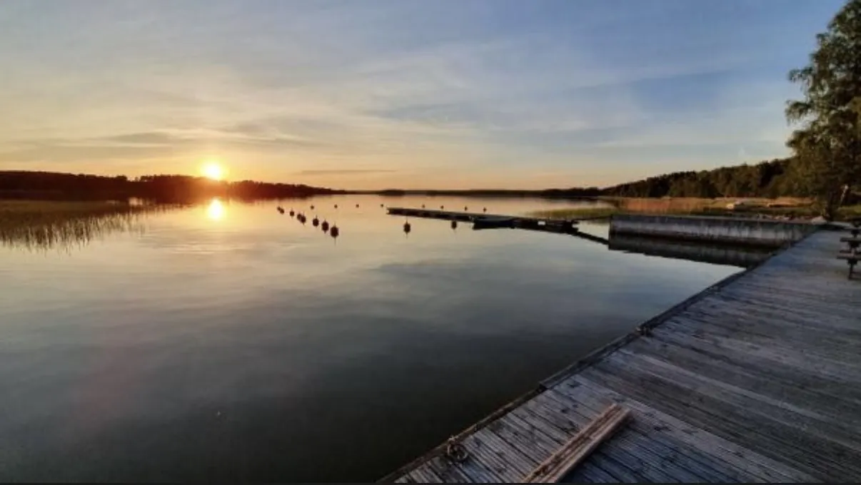 Laituri auringonlaskussa