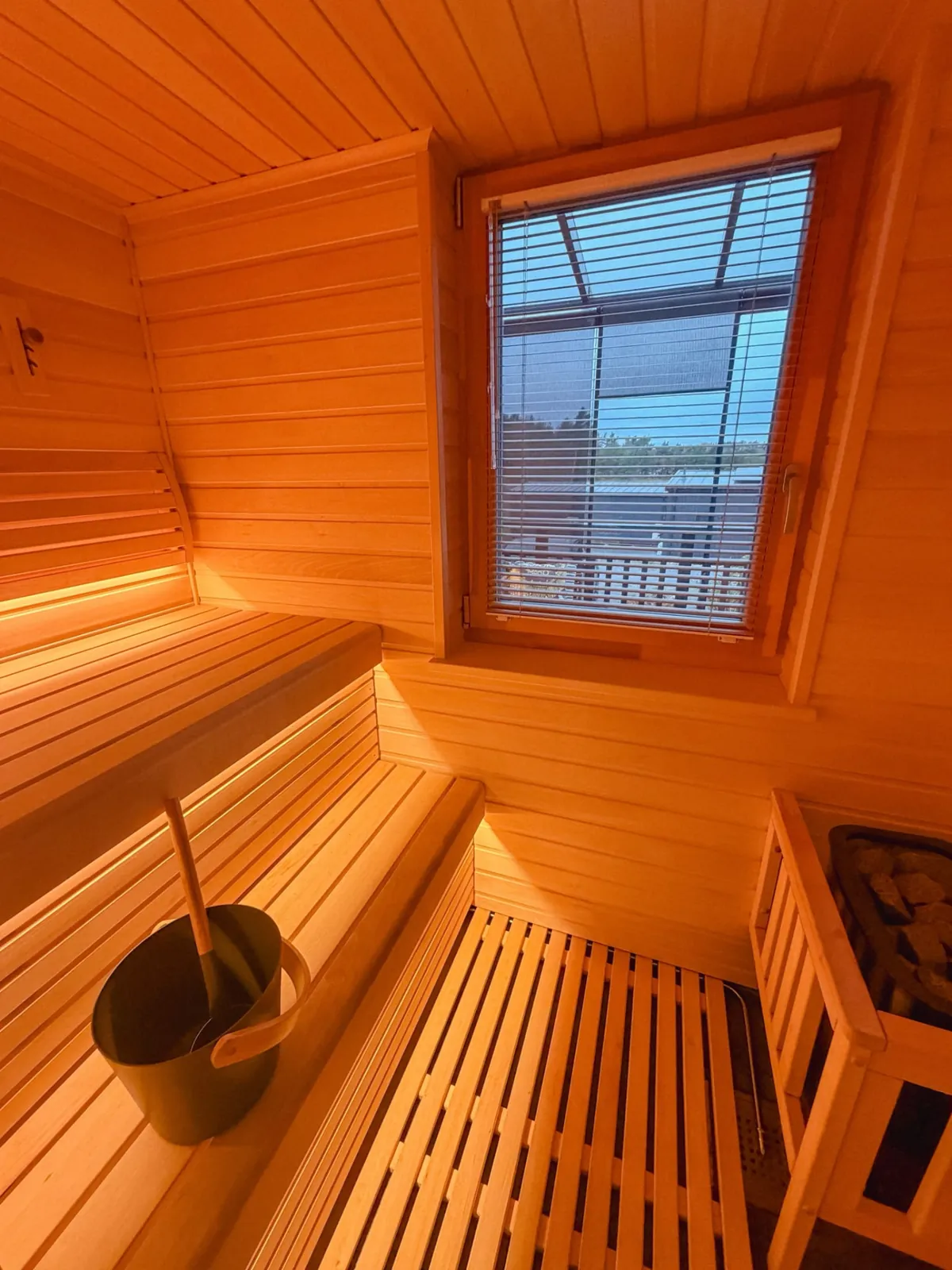Lämmin sauna iltavalossa