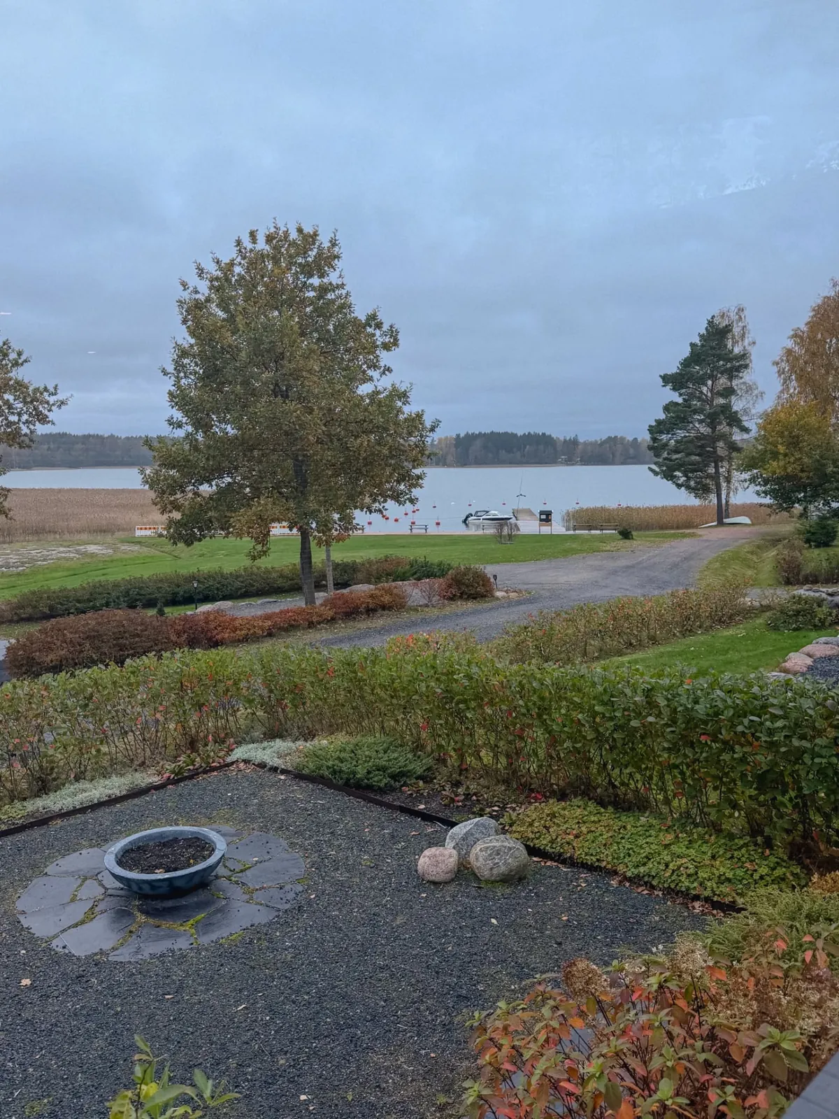 Piha ja nuotiopaikka meren lähellä