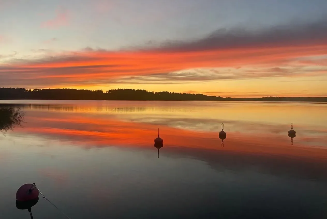 Oranssi auringonlasku merellä