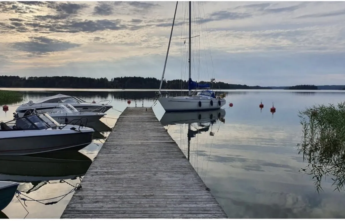 Laituri, veneitä ja purjevene