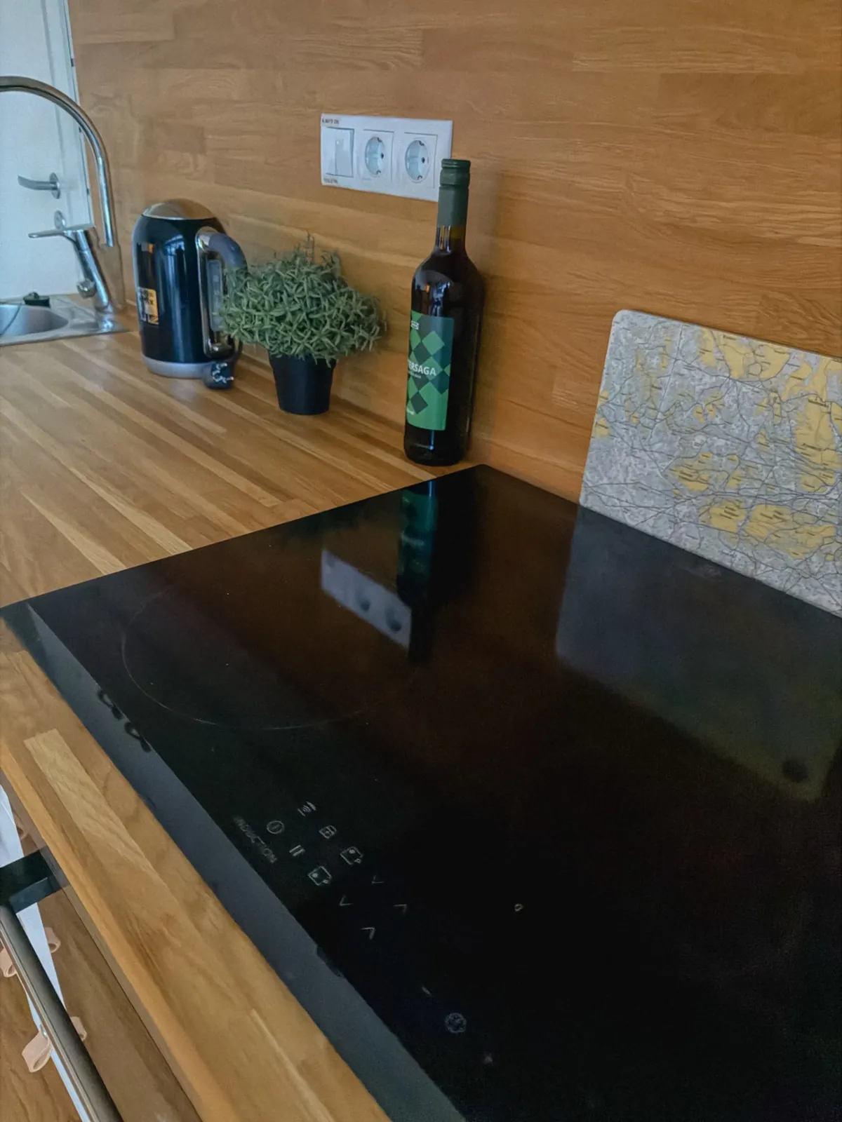 Induktioliesi keittiön työtasolla