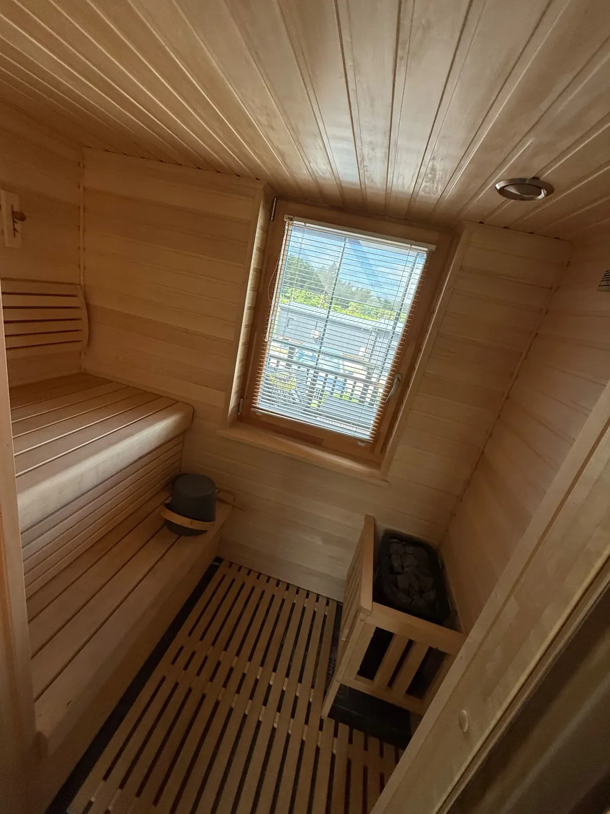 Puulauteinen sauna ja ikkuna
